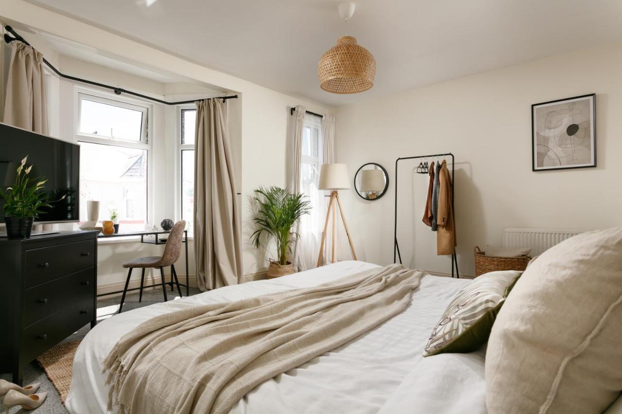 - Sleeps Up To 10 - Free On Street Parking - Pets Welcome - By Luxe Living Holiday home