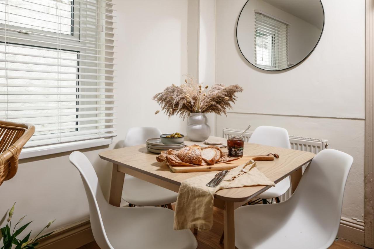 - Sleeps Up To 10 - Free On Street Parking - Pets Welcome - By Luxe Living