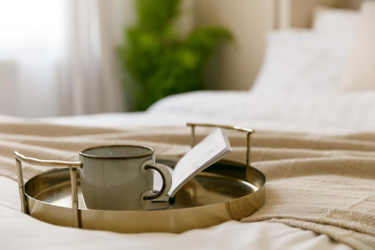 - Sleeps Up To 10 - Free On Street Parking - Pets Welcome - By Luxe Living Holiday home