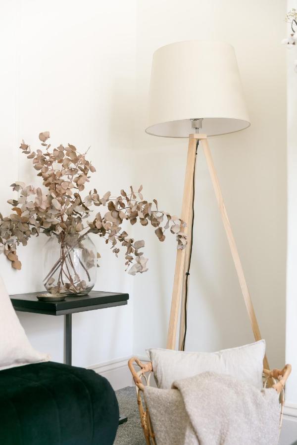 - Sleeps Up To 10 - Free On Street Parking - Pets Welcome - By Luxe Living *