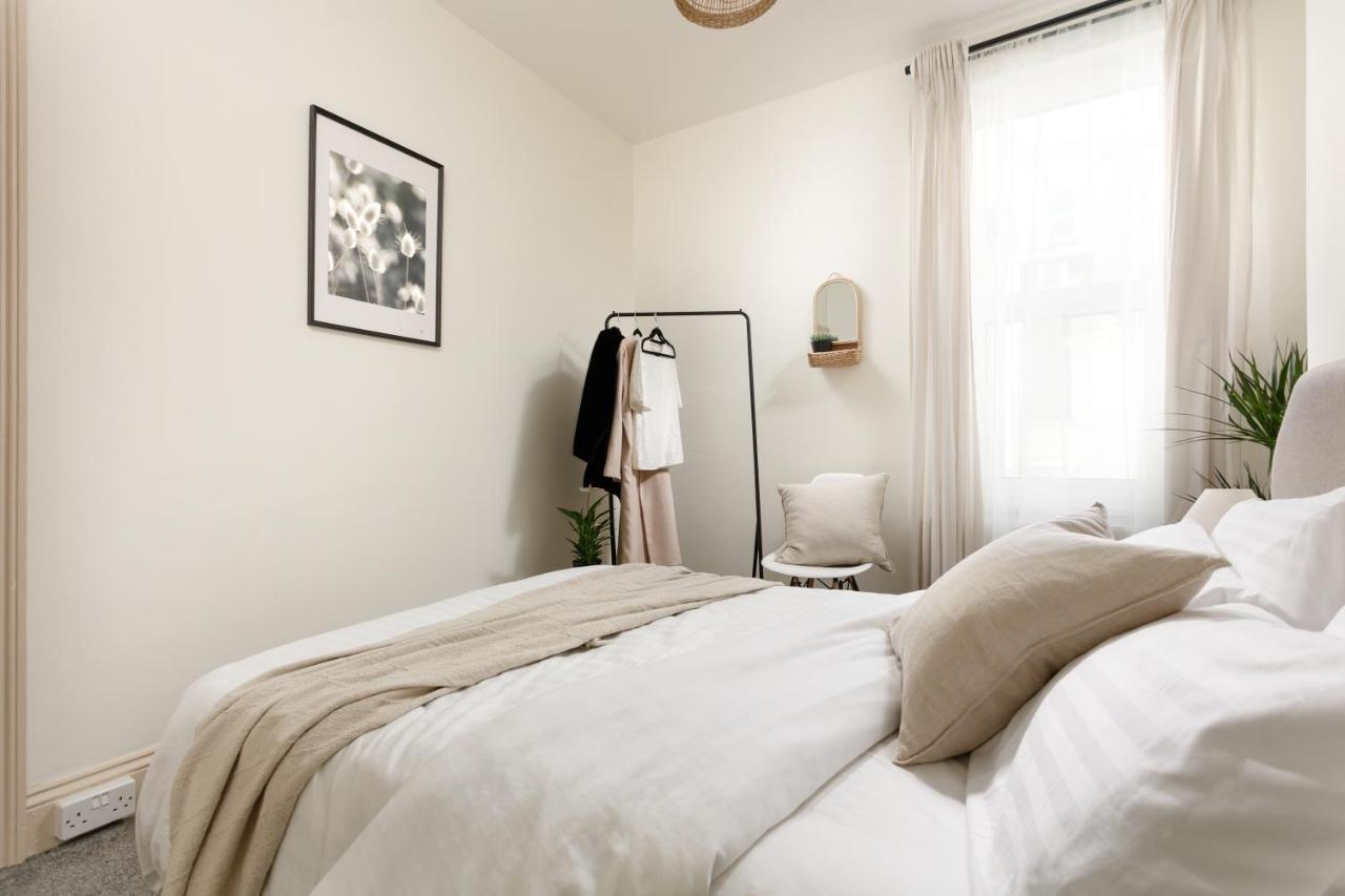 - Sleeps Up To 10 - Free On Street Parking - Pets Welcome - By Luxe Living Holiday home *