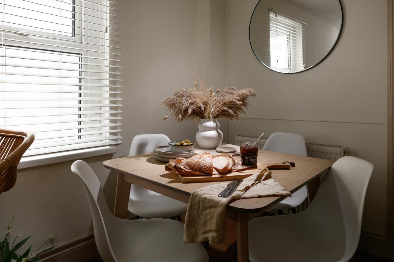 - Sleeps Up To 10 - Free On Street Parking - Pets Welcome - By Luxe Living Plymouth