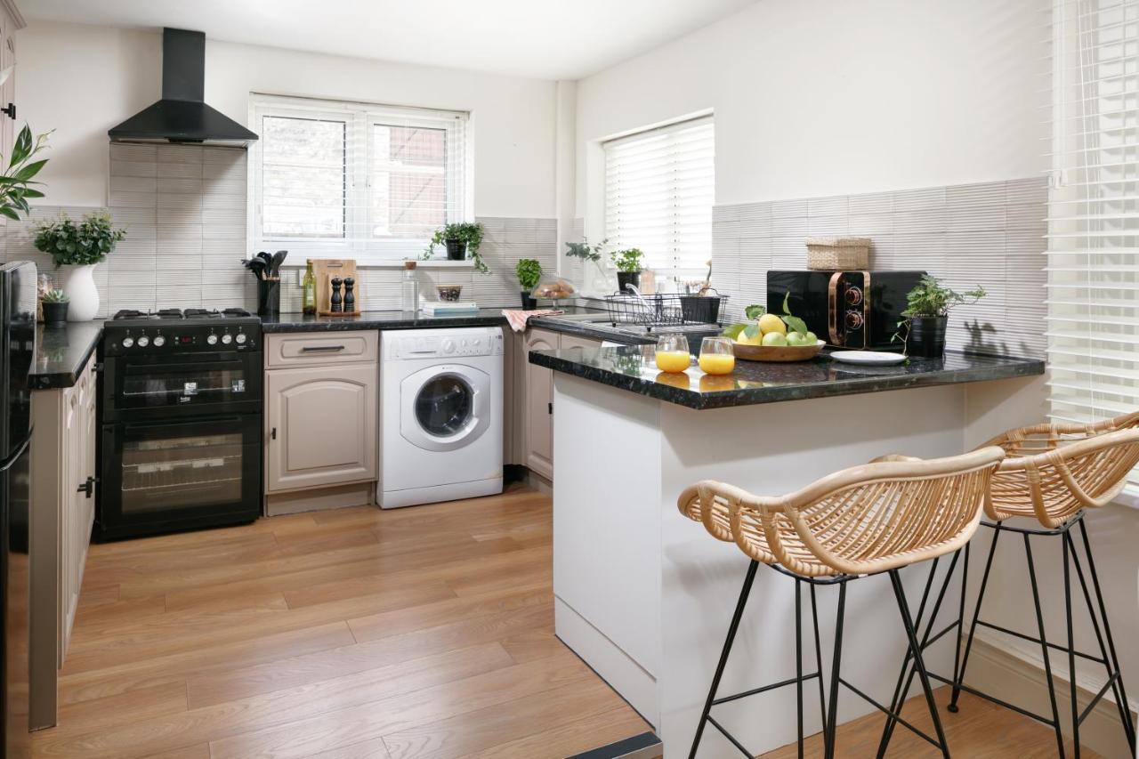 Holiday home - Sleeps Up To 10 - Free On Street Parking - Pets Welcome - By Luxe Living