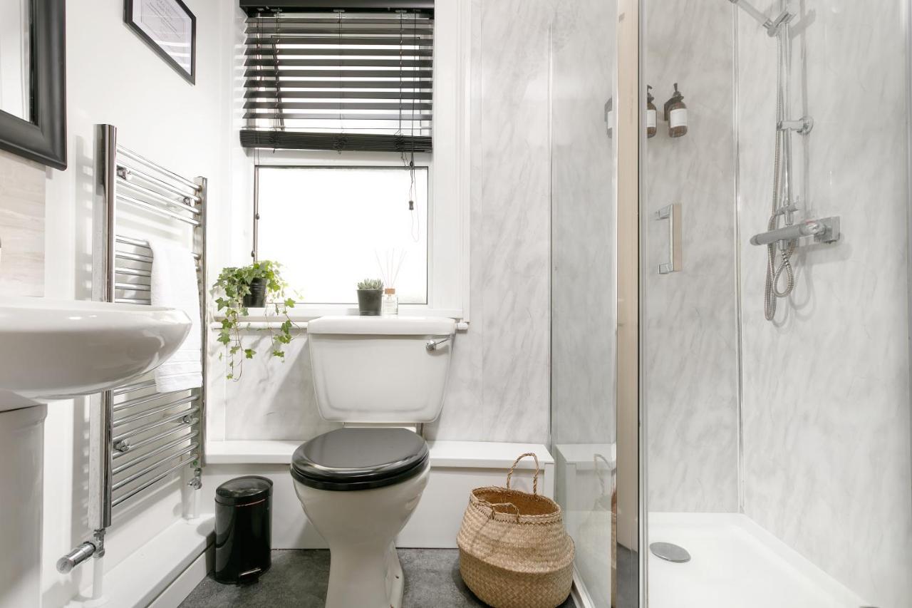 - Sleeps Up To 10 - Free On Street Parking - Pets Welcome - By Luxe Living Holiday home Plymouth