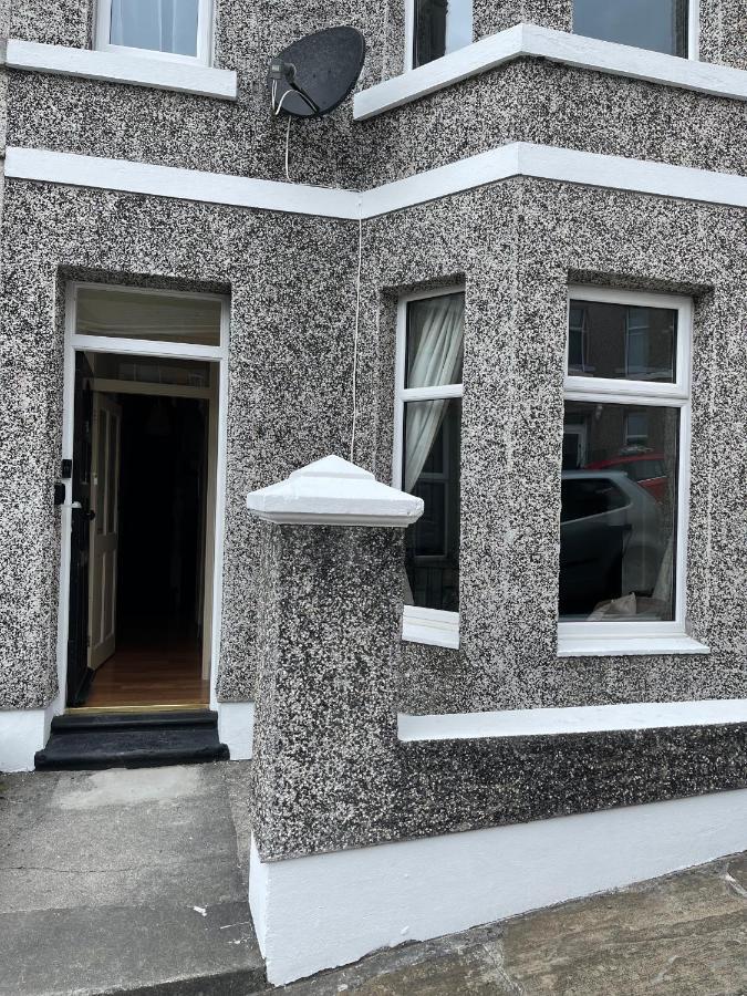- Sleeps Up To 10 - Free On Street Parking - Pets Welcome - By Luxe Living Plymouth