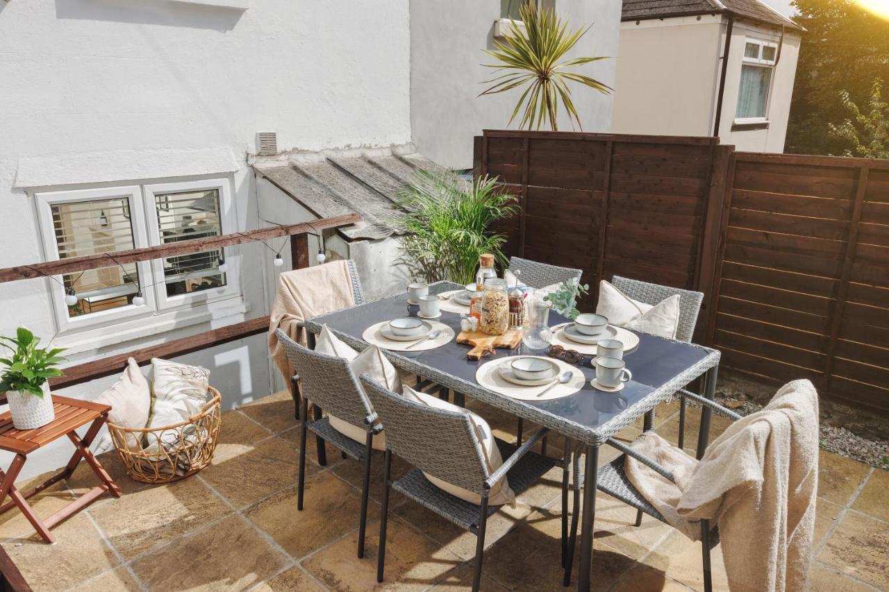 - Sleeps Up To 10 - Free On Street Parking - Pets Welcome - By Luxe Living Holiday home