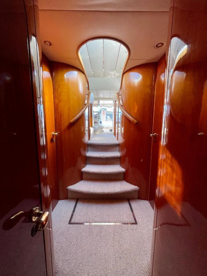 Tranquility Yachts -a 52ft Motor Yacht With Waterfront Views Over Plymouth. Botel *