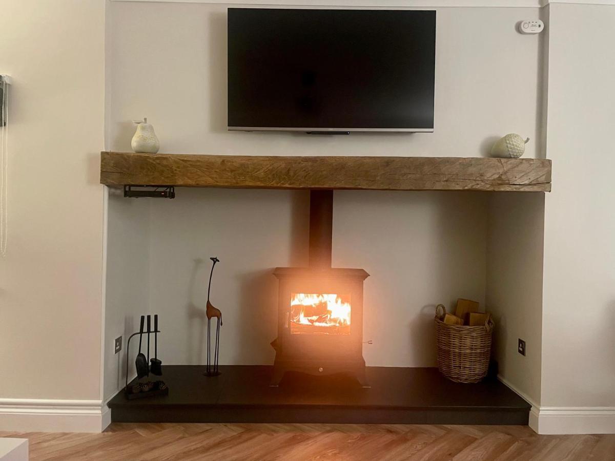 White Stunning Contemporary 2 Bedroom 2 Ensuite Annex With Hot Tub *