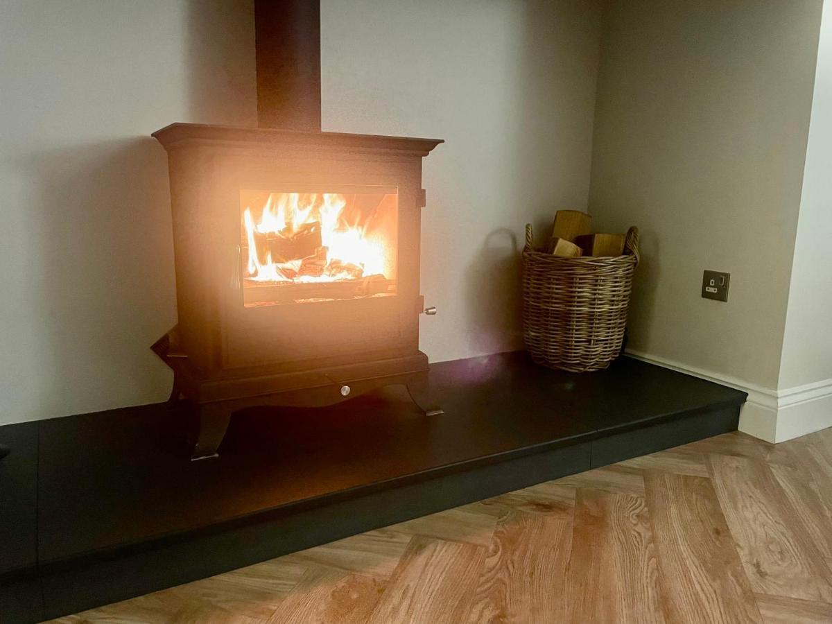 White Stunning Contemporary 2 Bedroom 2 Ensuite Annex With Hot Tub Holiday home Plymouth