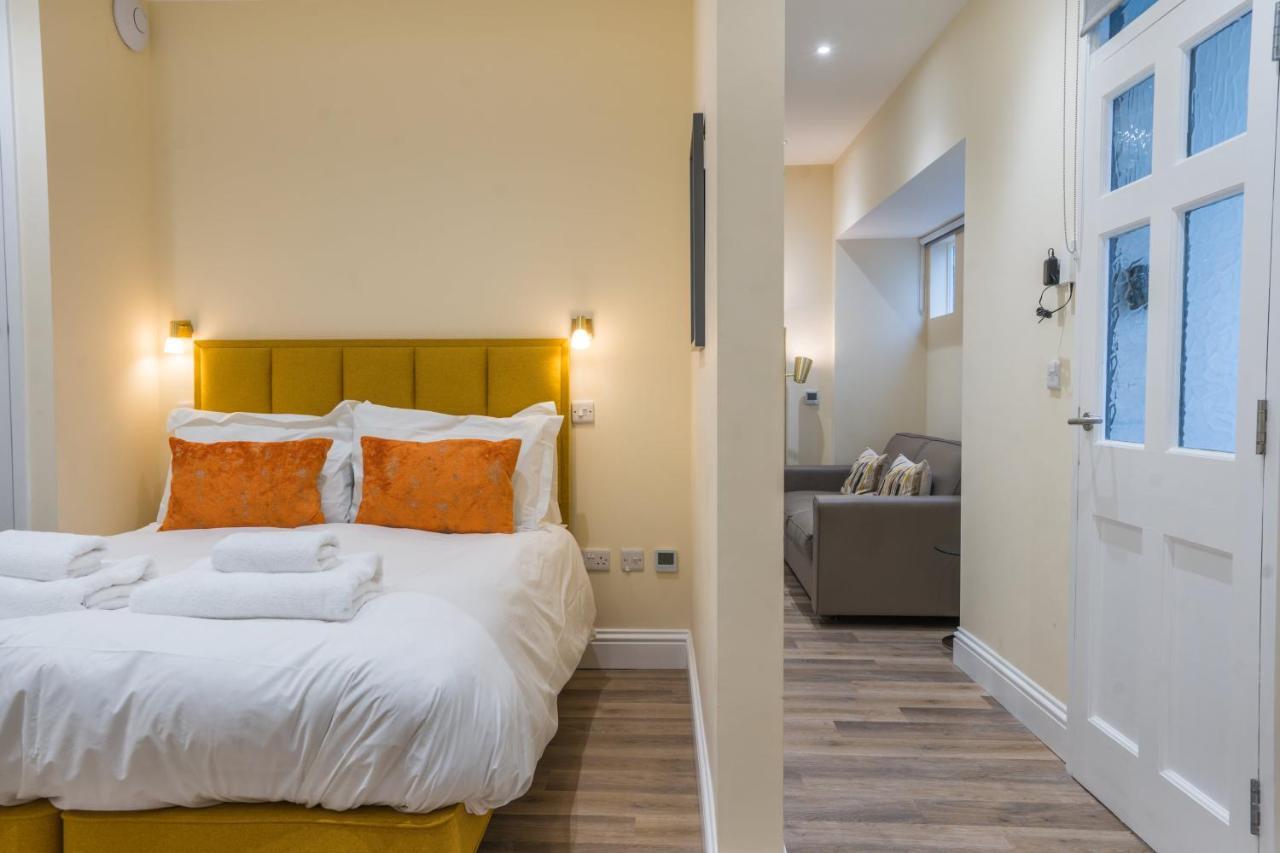 Aparthotel 1 Elliot Terrace 4*