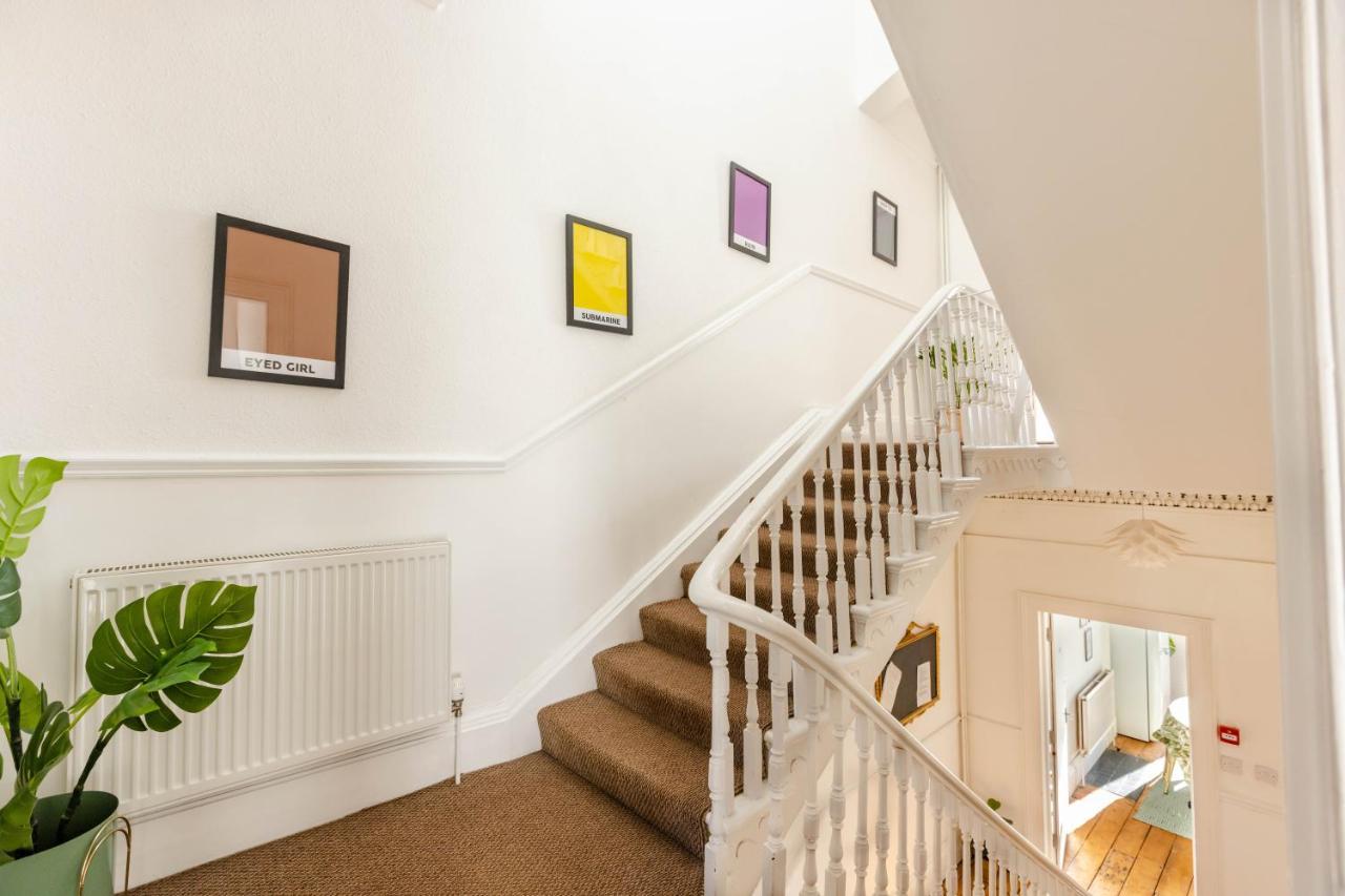 5-bed House With Distant Sea Views In *