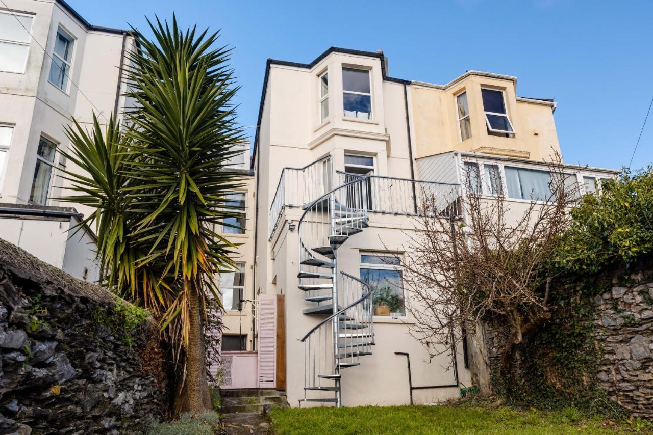 5-bed House With Distant Sea Views In Holiday home