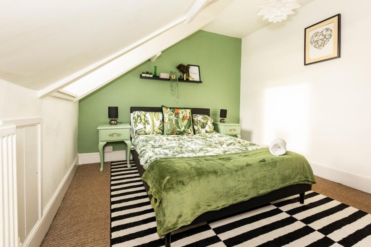 5-bed House With Distant Sea Views In Holiday home
