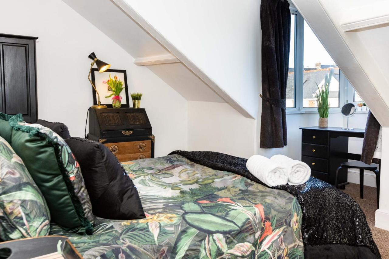 5-bed House With Distant Sea Views In Plymouth
