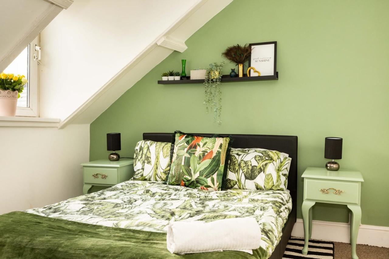 5-bed House With Distant Sea Views In Holiday home