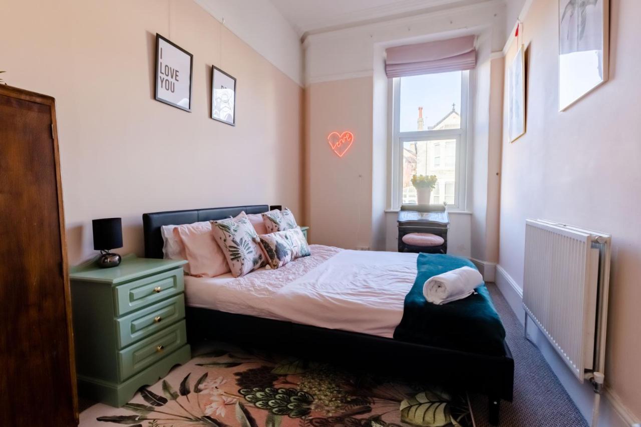 5-bed House With Distant Sea Views In Holiday home Plymouth