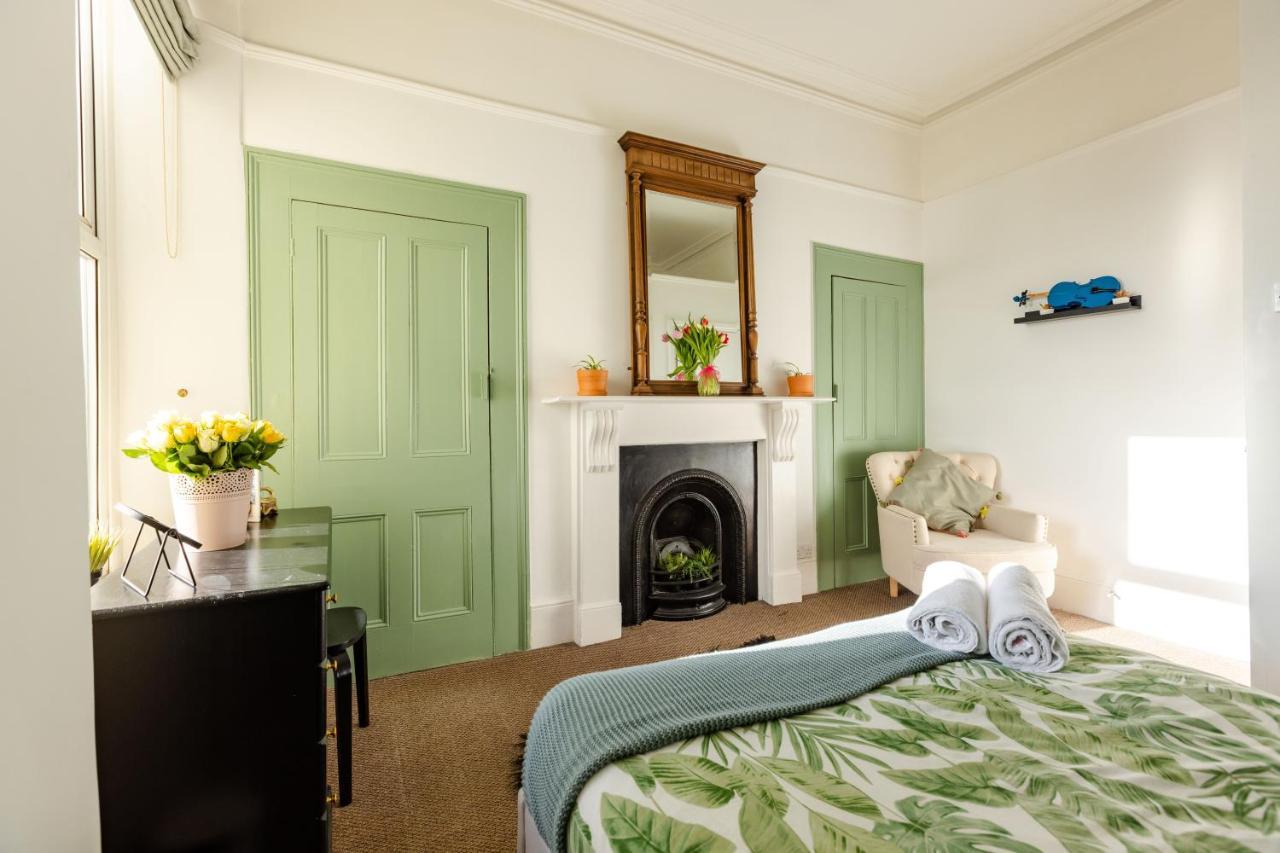 5-bed House With Distant Sea Views In Holiday home