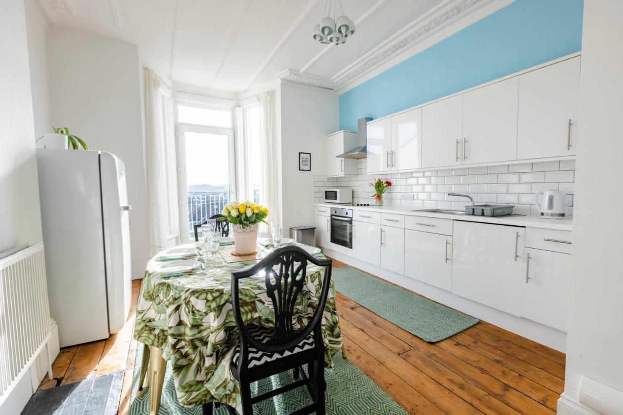 5-bed House With Distant Sea Views In *
