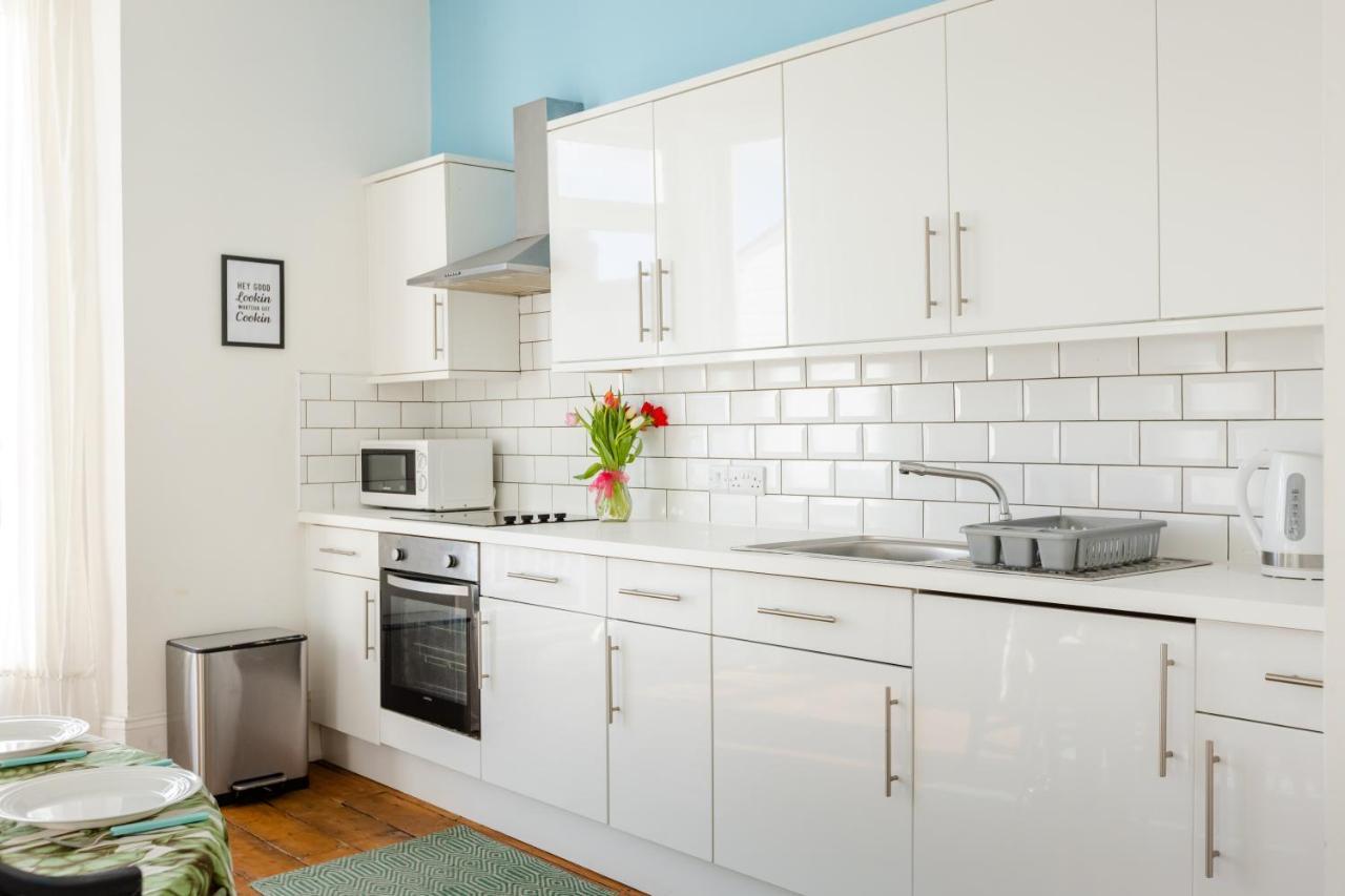 5-bed House With Distant Sea Views In Holiday home