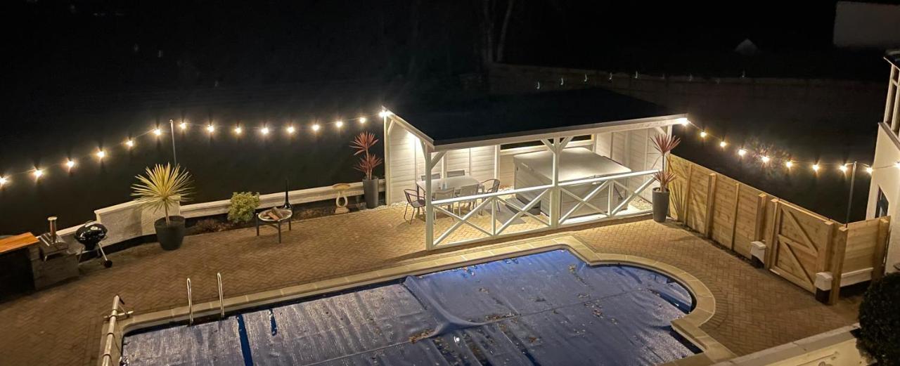 White Stunning Contemporary 2 Bedroom 2 Ensuite Annex With Hot Tub Holiday home