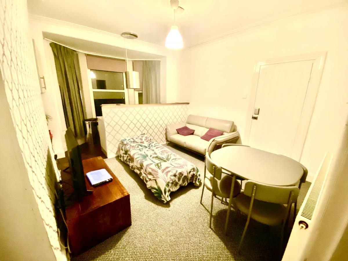 The Walnut Lovely One Bedroom Flat In Stoke. *
