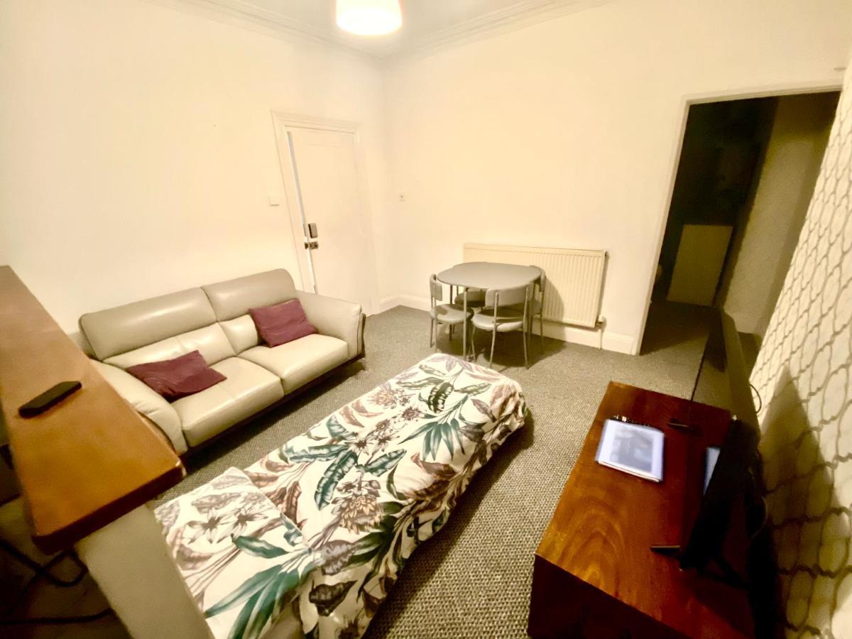 The Walnut Lovely One Bedroom Flat In Stoke. Apartment