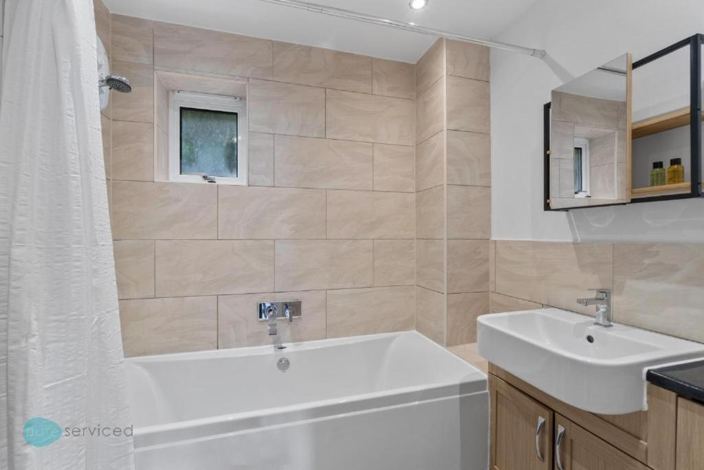4 Bed- Trematon By Pureserviced Holiday home