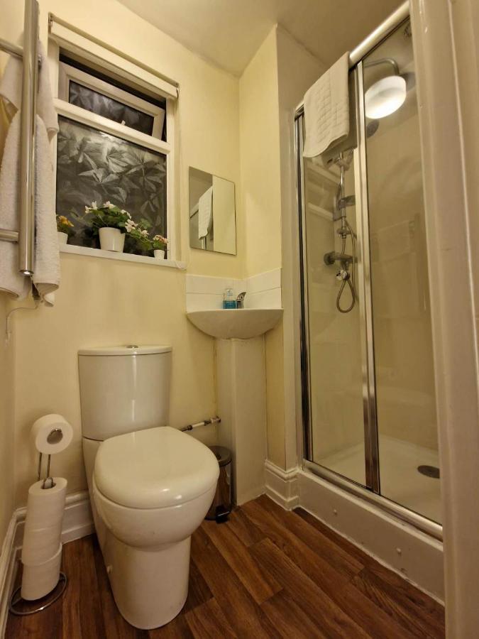Holiday home 4 Bed 5 Double Beds Holidays House Near Train Station