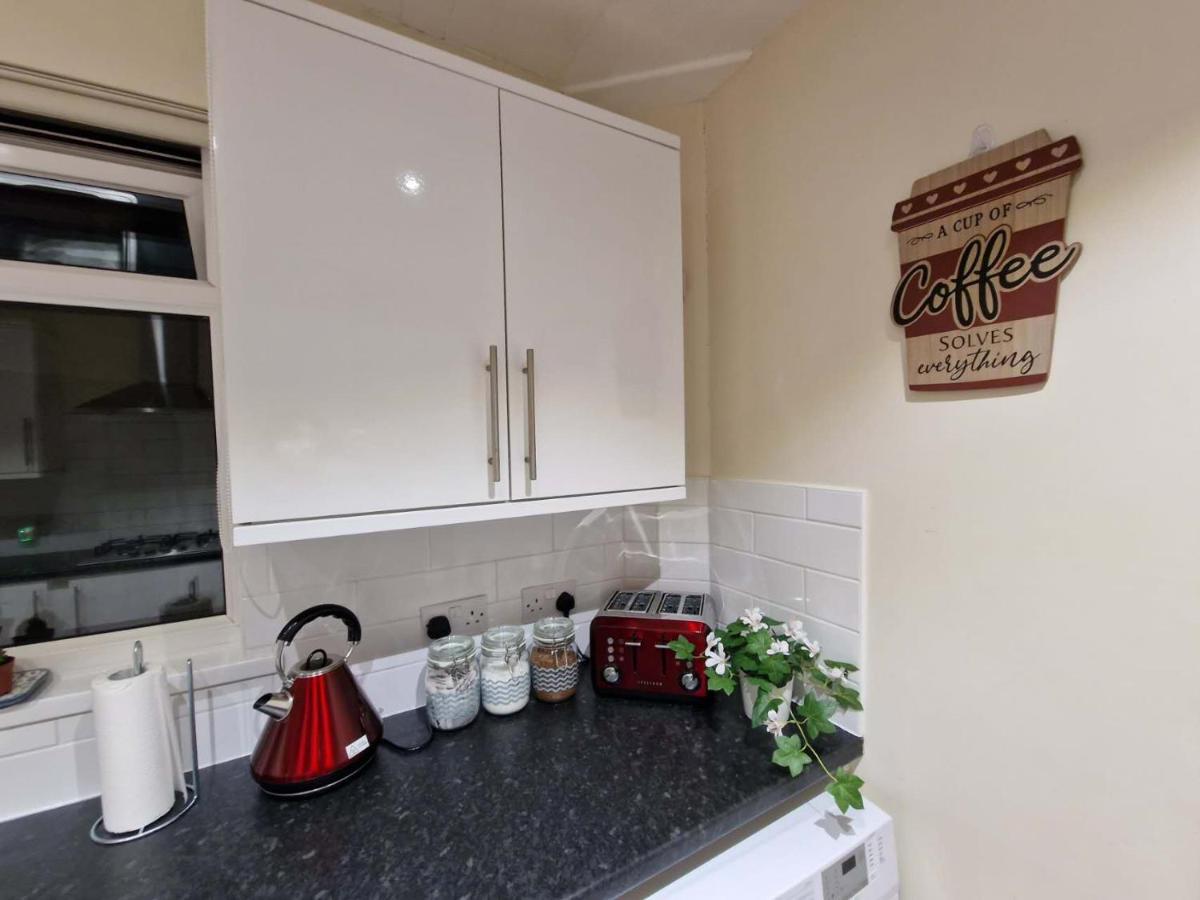Holiday home 4 Bed 5 Double Beds Holidays House Near Train Station *