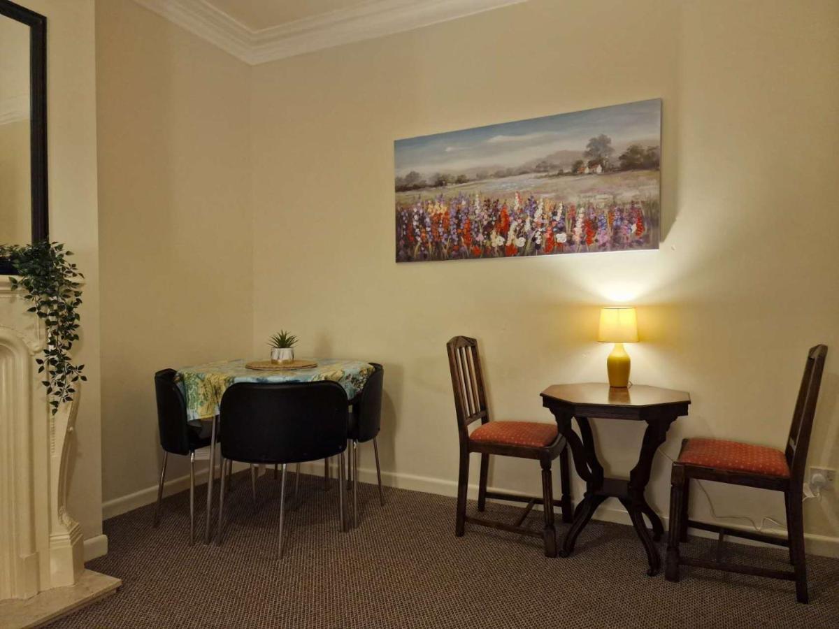 4 Bed 5 Double Beds Holidays House Near Train Station Holiday home *