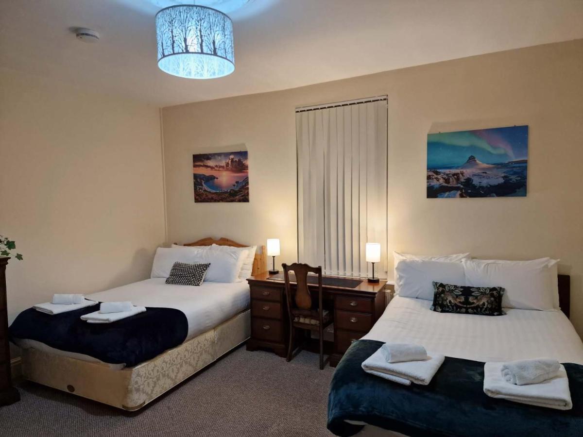 4 Bed 5 Double Beds Holidays House Near Train Station Holiday home Plymouth