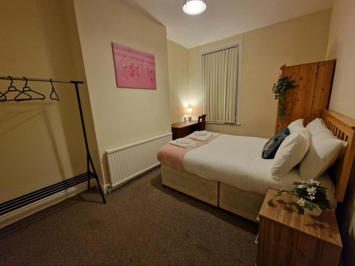 4 Bed 5 Double Beds Holidays House Near Train Station