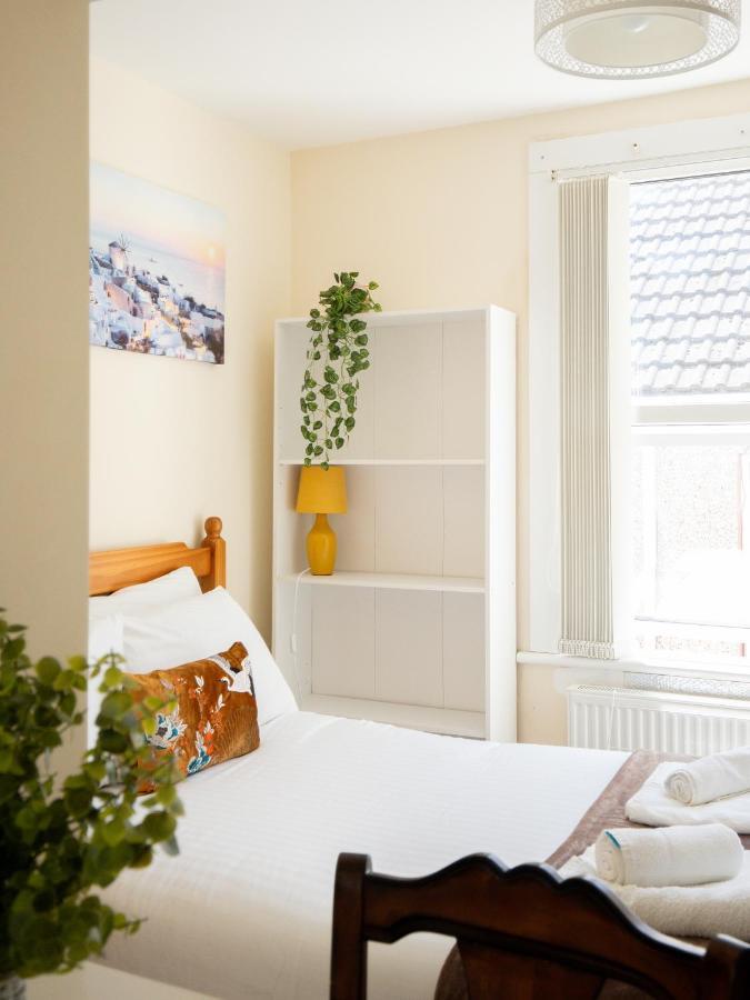 4 Bed 5 Double Beds Holidays House Near Train Station Holiday home *
