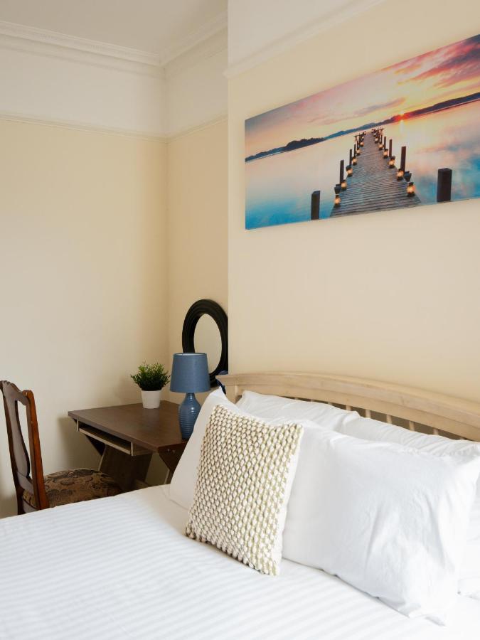 4 Bed 5 Double Beds Holidays House Near Train Station Holiday home Plymouth