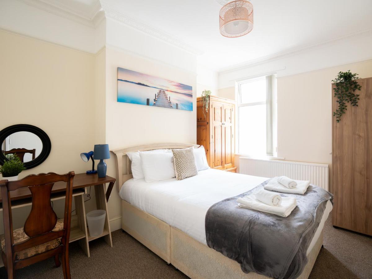 4 Bed 5 Double Beds Holidays House Near Train Station *