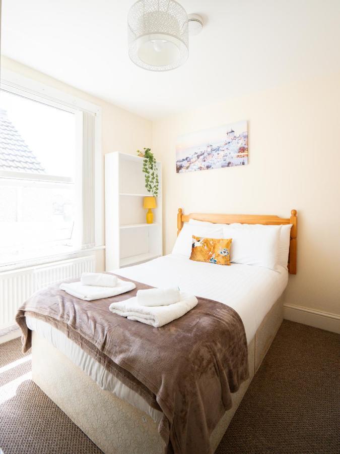 4 Bed 5 Double Beds Holidays House Near Train Station