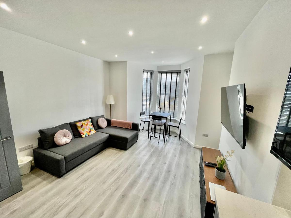 New Modern With Free Private Parking Plymouth