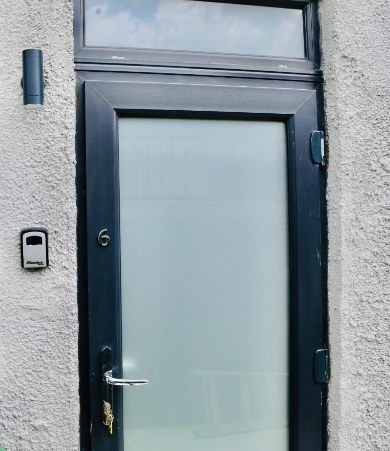 New Modern With Free Private Parking Apartment *