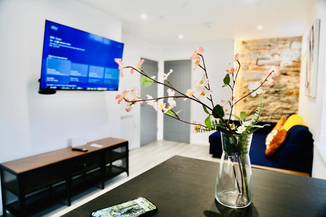 New Modern With Free Private Parking *