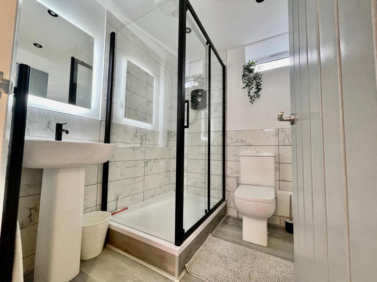 New Modern With Free Private Parking *
