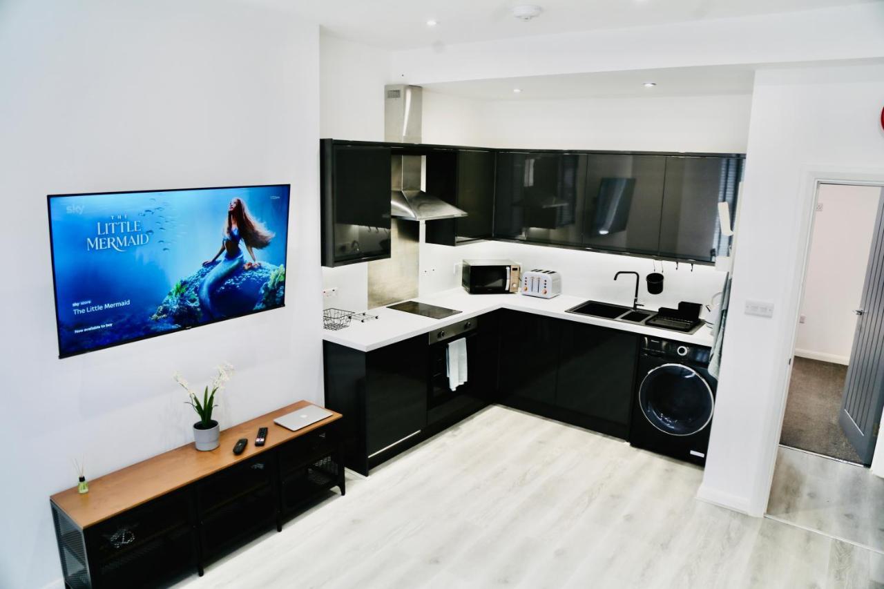 New Modern With Free Private Parking Apartment *