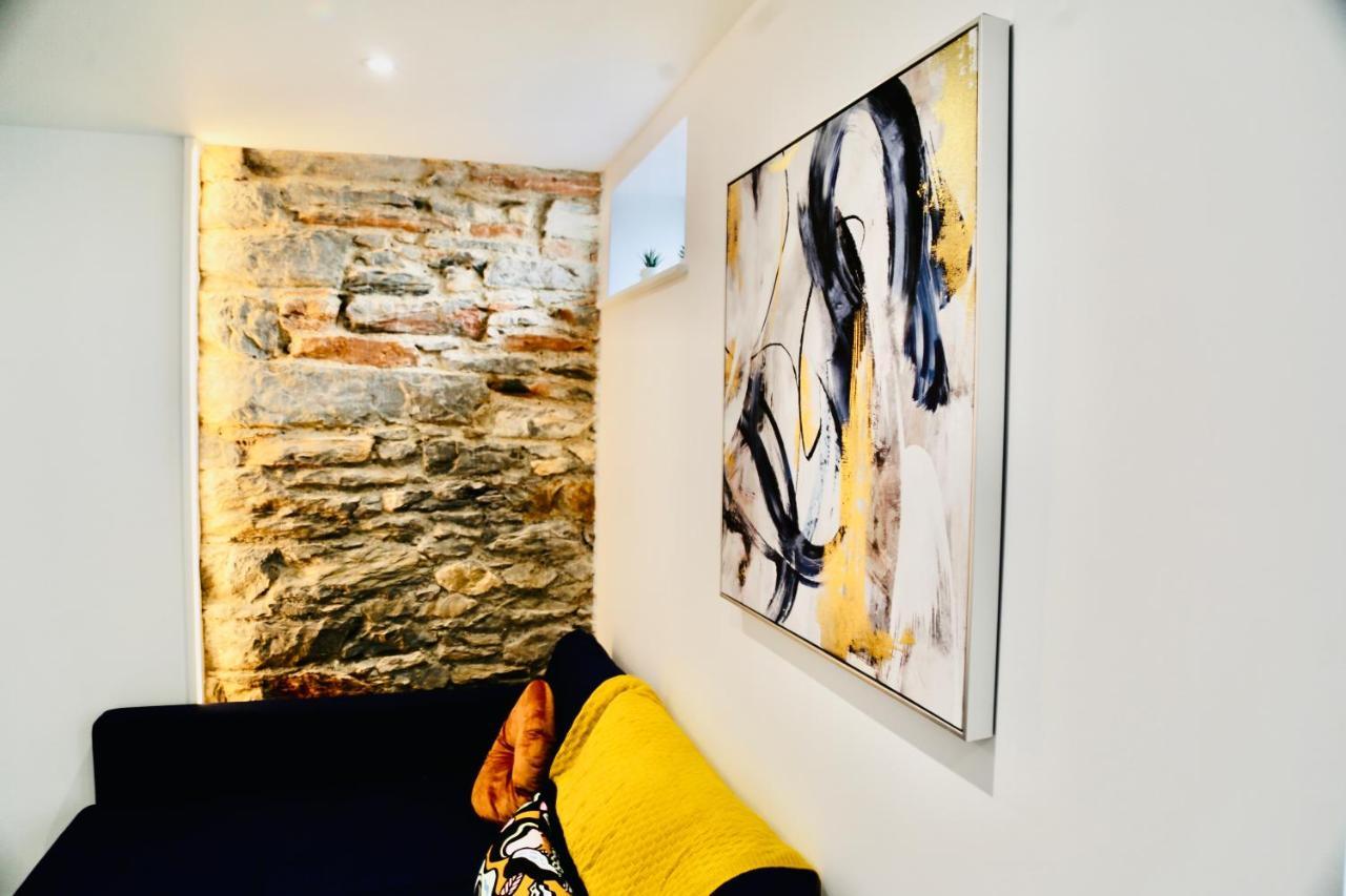 New Modern With Free Private Parking Apartment