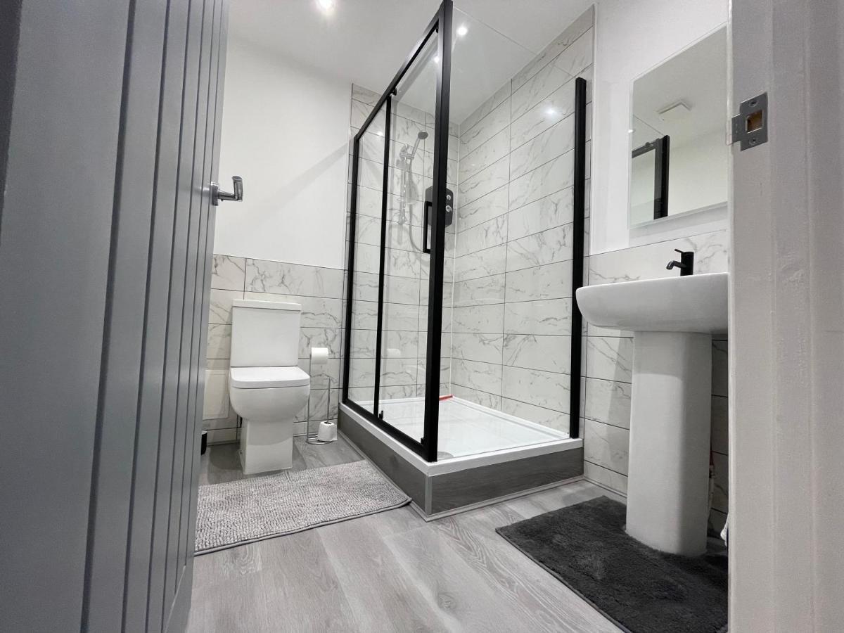 New Modern With Free Private Parking Apartment Plymouth