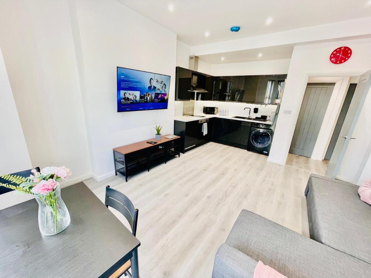 New Modern With Free Private Parking *