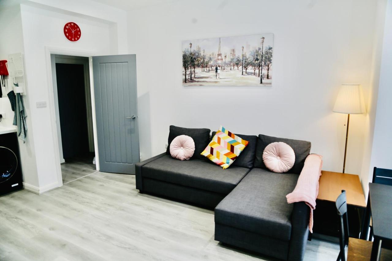 New Modern With Free Private Parking *