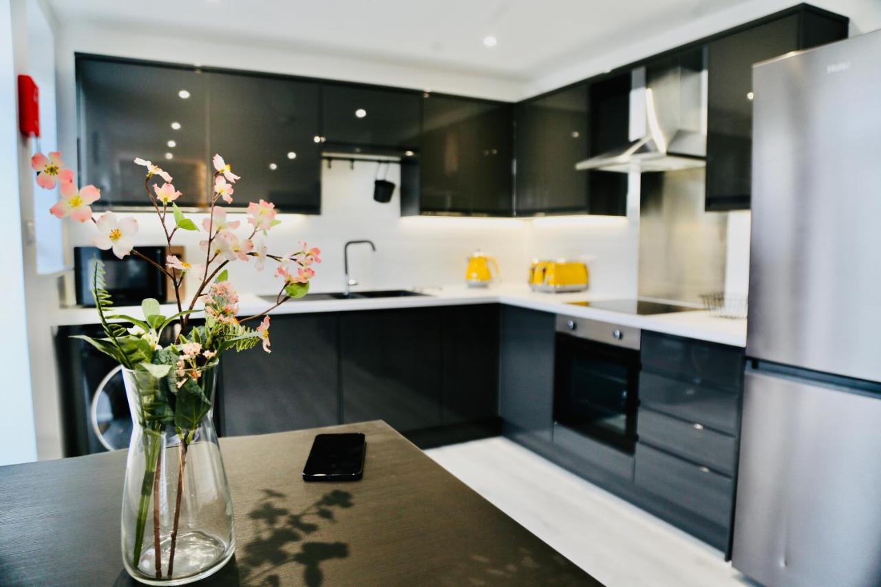 New Modern With Free Private Parking Apartment