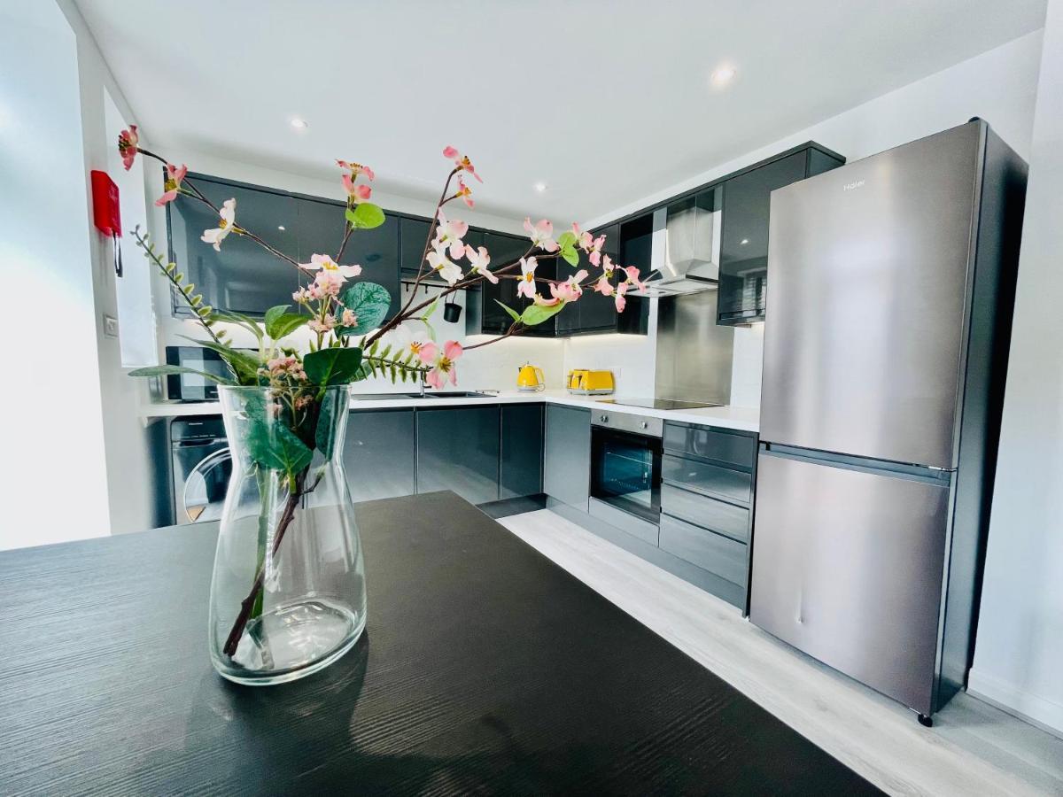 New Modern With Free Private Parking * Plymouth