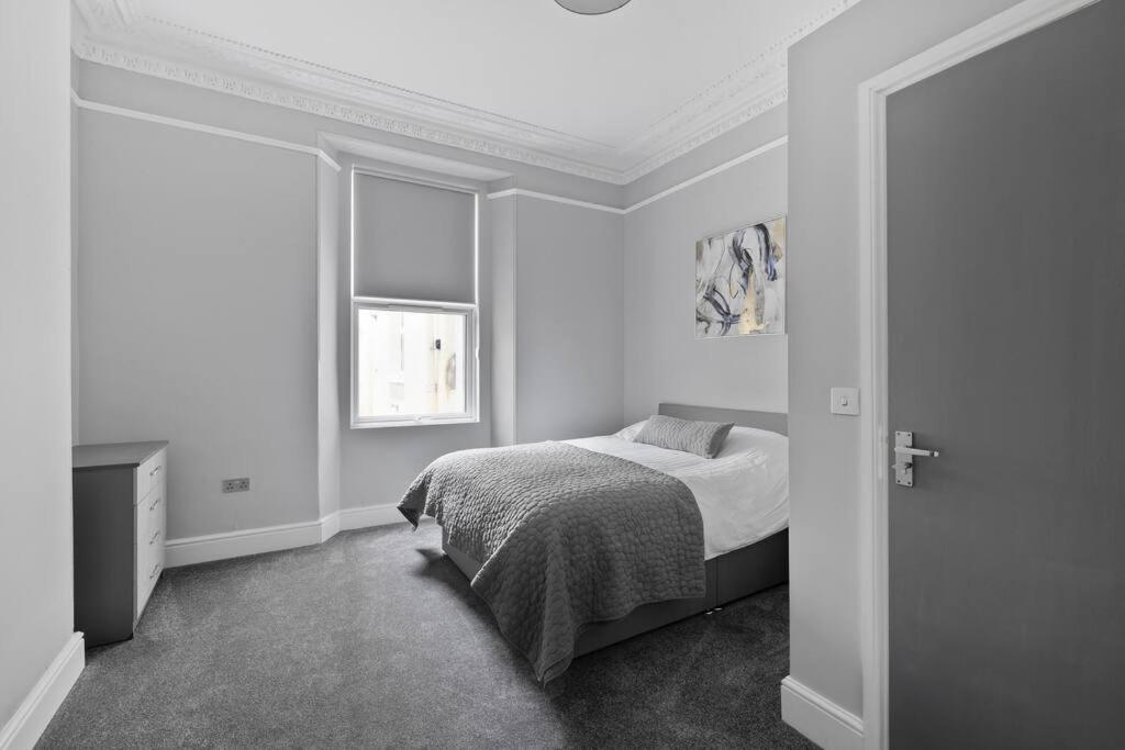 Apartment Brand New Huge 2 Bedroom Ground Floor Flat *