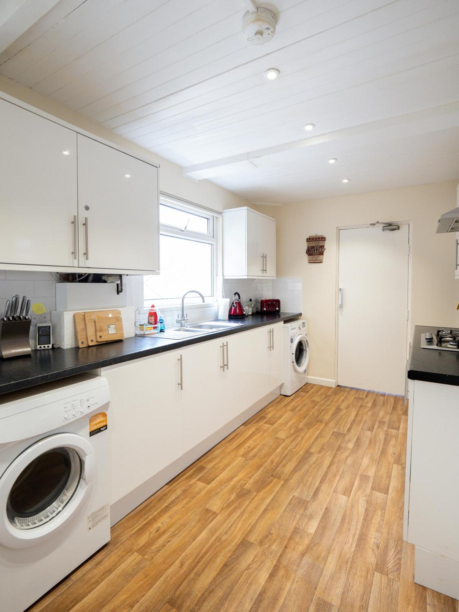 4 Bed 5 Double Beds Holidays House Near Train Station Plymouth