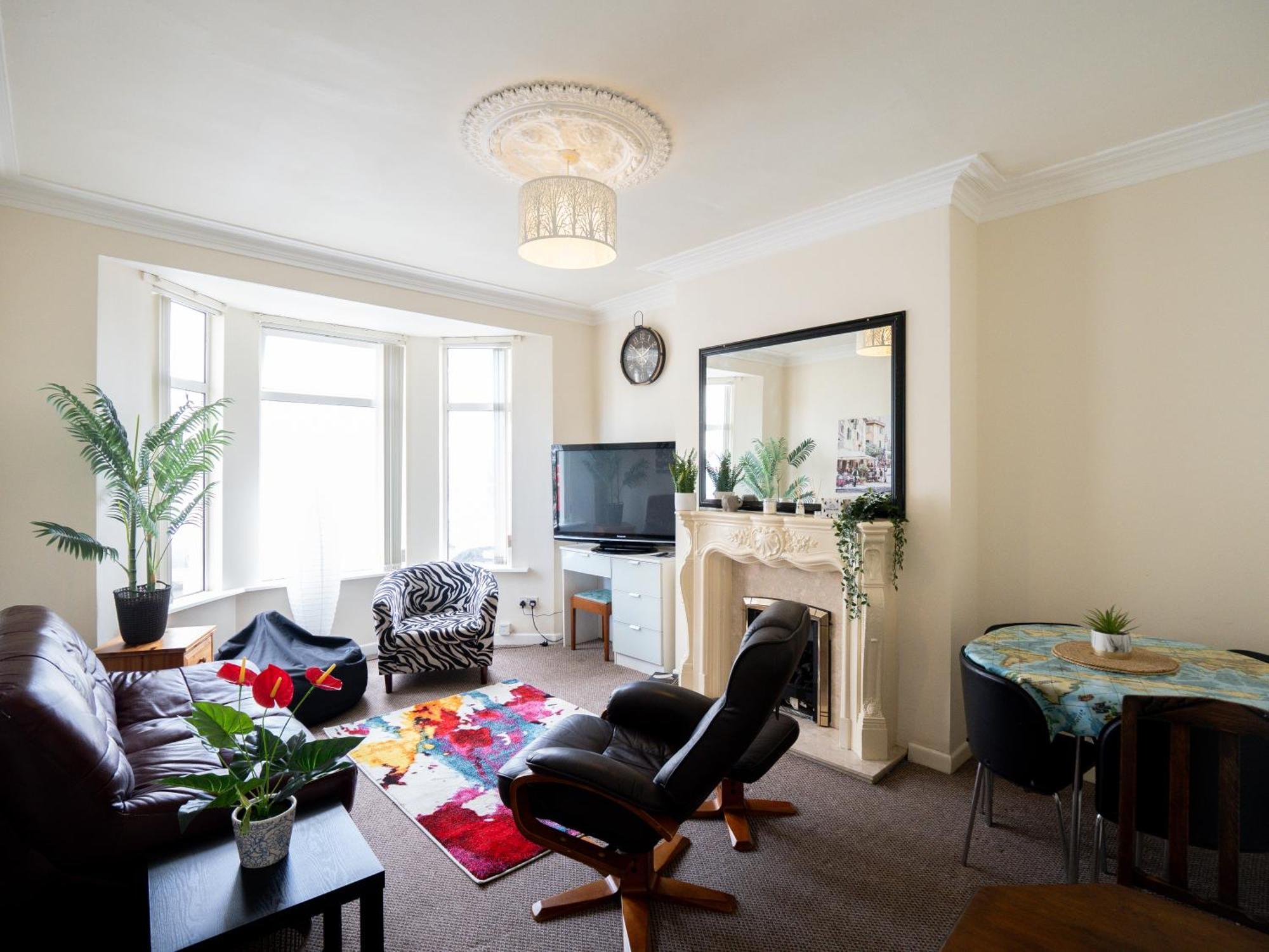 4 Bed 5 Double Beds Holidays House Near Train Station * Plymouth